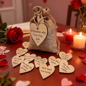 Może przedstawiać: Zestaw trzech ceramicznych kubków z nakrapianym, matowym wykończeniem. Kubki są w odcieniach kremu, jasnoszarym i ciemnoszarym. Każdy kubek ma prosty, minimalistyczny design, idealny do kawy lub herbaty.