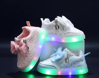 女の子用光るプリンセスシューズ – ピンクのリボン付きLEDスニーカー – 幼児用カジュアルシューズ
