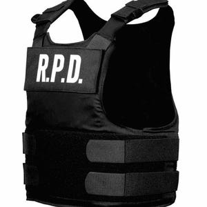 Könnte beinhalten: Schwarze taktische Weste mit verstellbaren Trägern und Klettverschlüssen. Die Weste trägt die weißen Buchstaben "R.P.D." auf einem rechteckigen Aufnäher auf der Brust. Die Weste ist für den Schutz konzipiert und aus strapazierfähigem Material gefertigt.