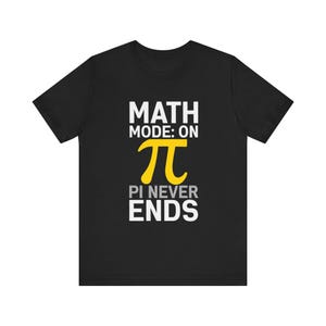 Peut inclure: T-shirt noir avec l'inscription "MATH MODE: ON" au-dessus d'un symbole pi jaune et les mots "PI NEVER ENDS" en dessous. Le t-shirt est à col rond et à manches courtes.