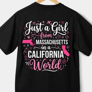 Peut inclure: T-shirt noir avec un motif rose et blanc. Le motif indique "Juste une fille du Massachusetts dans un monde californien" avec des contours d'États et des éléments décoratifs.