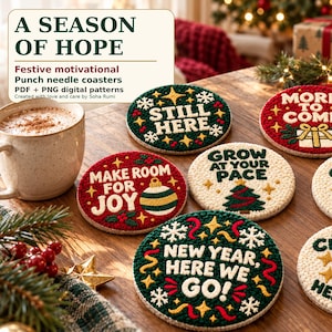 以下が含まれることがあります： Still Here、More To Come、Make Room For Joy、Grow At Your Pace、My Next Chapter、New Year Here We Go、Merry Christmas Hello 2027という文字と、赤、緑、クリーム色の祝祭的なデザインが施された7枚の円形パンチニードルコースター。