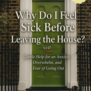 Może przedstawiać: Okładka książki z tytułem "Why Do I Feel Sick Before Leaving the House?" na zielonych drzwiach. Zawiera również tekst "Gentle Help for an Anxiety, Overwhelm, and Fear of Going Out". Kot siedzi na progu.