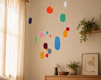 Färgglad kinetisk mobil, hängande konst i dansk design, regnbågsfärgad takdekoration för barnrum, inflyttningspresent i Mondrianstil, födelsedagspresent i Bauhausstil