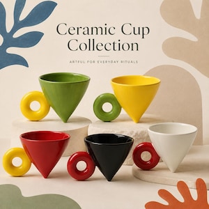 Può includere: Una collezione di cinque tazze in ceramica con corpo conico e manici a forma di anello. Le tazze sono di colore verde, giallo, rosso, nero e bianco. Il testo "Ceramic Cup Collection" e "ARTFUL FOR EVERYDAY RITUALS" è stampato in alto.