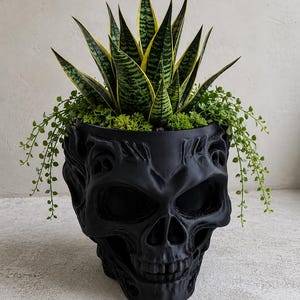 Maceta decorativa negra con forma de calavera - Impresión 3D - Decoración gótica