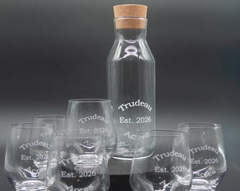 Jarra y copas de vino sin tallo grabadas a medida