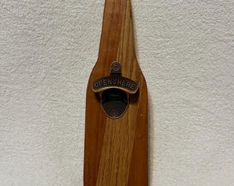 Hölzerner 1930er Jahre Gusseisen Flaschenöffner in Hufform zur Wandbefestigung.