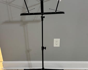 Atril plegable compacto On Stage, negro – Ángulo ajustable, soporte portátil para partituras