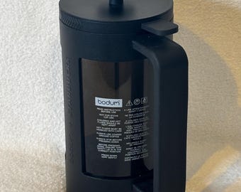 Cafeteira francesa portátil Starbucks da Modern, 8 xícaras, de plástico preto.