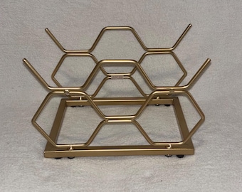 Suporte de vinhos de bancada em metal dourado para 5 garrafas, ideal para cozinha e bar.