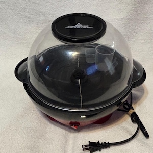 Puede incluir: Un juego de tres tazas de cerámica con un acabado mate moteado. Las tazas son en tonos crema, gris claro y gris oscuro. Cada taza tiene un diseño simple y minimalista, perfecto para café o té.