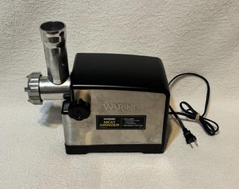 Tritacarne elettrico professionale in acciaio inox per la preparazione di salsicce in cucina