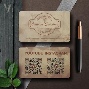 Könnte beinhalten: Ein Set aus drei Keramikbechern mit gesprenkelter, matter Oberfläche. Die Becher sind in Creme-, Hellgrau- und Dunkelgrautönen gehalten. Jeder Becher hat ein schlichtes, minimalistisches Design, ideal für Kaffee oder Tee.