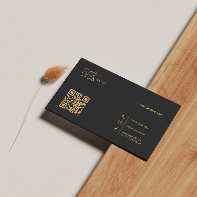 Rückseite der luxuriösen Visitenkarten Vorlage in Schwarz & Gold mit QR-Code, Kontaktdaten und elegantem Layout als bearbeitbare Canva-Vorlage – Louvion.de