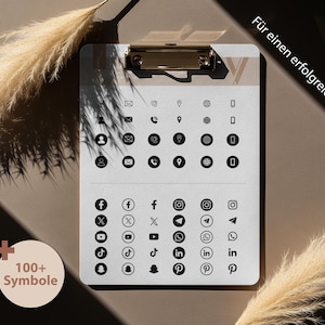 Ein Klemmbrett mit einer Übersicht von über 100 schwarzen Icons für Bewerbungsunterlagen. Gezeigt werden Symbole für Kontakt (Telefon, E-Mail), Standort und Social Media (u. a. LinkedIn, Instagram, TikTok, X).