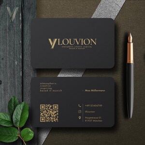 Könnte beinhalten: Zwei schwarze Visitenkarten mit abgerundeten Ecken, mit goldenem Text und einem QR-Code. Die obere Karte zeigt den Firmennamen "LOUVION" und den Slogan. Die untere Karte enthält Kontaktinformationen: Telefonnummer, Social-Media-Handle und Adresse.