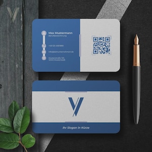 Puede incluir: Dos tarjetas de visita rectangulares con esquinas redondeadas en azul y gris claro. Una tarjeta muestra datos de contacto, un código QR y el nombre Max Mustermann. La otra tarjeta presenta un logotipo en forma de V y el texto Ihr Slogan in Kürze.