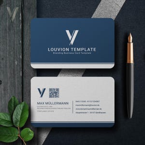 Könnte beinhalten: Visitenkartenvorlage mit marineblauem Header und weißem Körper. Die Karte zeigt den Text "LOUVION TEMPLATE" und "Branding Business Card Template". Die untere Karte zeigt den Namen "MAX MÜLLERMANN" und Kontaktinformationen. Ein Stift befindet sich auf der rechten Seite.