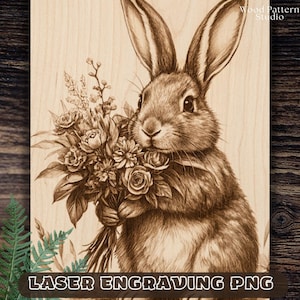Puede incluir: Grabado láser en madera que representa un conejo con un ramo de flores. La imagen es en tonos marrones y beige, con el texto "LASER ENGRAVING PNG" en la parte inferior. La obra de arte es de Wood Pattern Studio.
