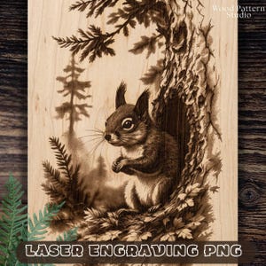 Puede incluir: Arte en madera grabado con láser que muestra una ardilla en un hueco de un árbol. La obra de arte está realizada en tonos marrones y beige, con el texto "LASER ENGRAVING PNG" en la parte inferior.