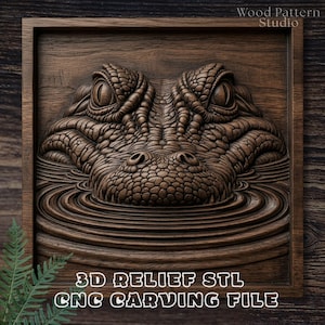 Può includere: Una targa da parete quadrata in legno marrone scuro con un dettagliato intaglio in rilievo 3D di una testa di alligatore che emerge da increspature d'acqua. Il testo Wood Pattern Studio, 3D RELIEF STL e CNC CARVING FILE è visibile sulla superficie.