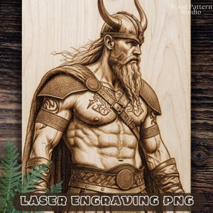 Könnte beinhalten: Eine helle Holzplatte mit einer detaillierten Lasergravur eines muskulösen Wikingerkriegers mit langem Bart, der einen gehörnten Helm, Schulterpanzer und einen Umhang trägt. Der Text Wood Pattern Studio steht oben rechts.