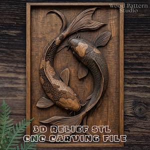 Può includere: Un'intaglio in legno a rilievo raffigurante due carpe koi in una composizione circolare. I pesci sono intagliati con squame e pinne dettagliate, incorniciati in legno. Il testo "3D RELIEF STL CNC CARVING FILE" è visibile in basso.