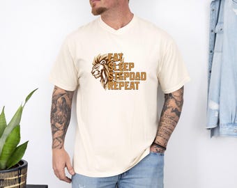 Maglietta con grafica "Stepdad Lion", regalo per la festa del papà, maglietta in cotone tinta in capo.