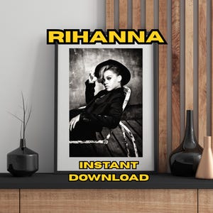 Könnte beinhalten: Schwarz-weiß gerahmter Druck mit Rihanna. Das Bild zeigt Rihanna in einem schwarzen Blazer und Hut, die auf einem Stuhl sitzt. Die Worte "RIHANNA" und "INSTANT DOWNLOAD" sind in gelbem Text.