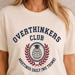 Overthinkers Club-tröja, rolig overthinking-tröja, möten dagligen vi tänker humor, komfortfärger