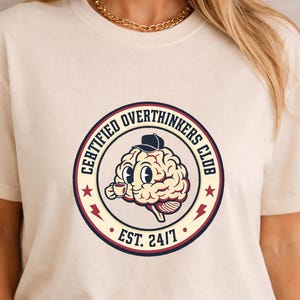 Certified Overthinkers Club-tröja, rolig övertänkande dygnet runt-tröja, ångestuttryck, komfortfärger