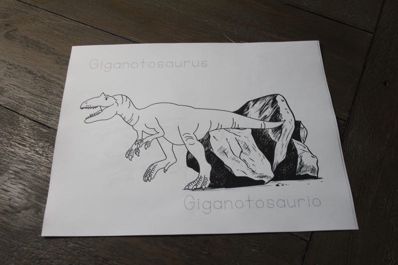 Puede incluir: Ilustraci&oacute;n en blanco y negro de un dinosaurio Giganotosaurus. El dinosaurio se representa de perfil, con la boca abierta y las garras visibles. La palabra "Giganotosaurus" est&aacute; escrita encima del dinosaurio, y "Giganotosaurio" debajo.