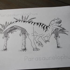 Puede incluir: Ilustraci&oacute;n en blanco y negro de un dinosaurio Parasaurolophus con palmeras de fondo. El nombre "Parasaurolophus" est&aacute; escrito encima y debajo del dinosaurio.