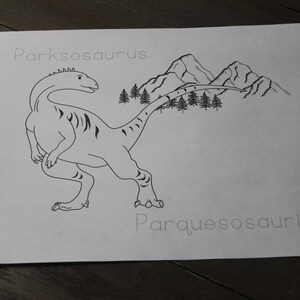 Puede incluir: Ilustraci&oacute;n en blanco y negro de un dinosaurio etiquetado como "Parksosaurus" con un fondo de monta&ntilde;as y &aacute;rboles. Tambi&eacute;n se incluye la traducci&oacute;n al espa&ntilde;ol "Parquesosaurio". El dibujo est&aacute; sobre una hoja de papel blanca.