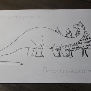 Puede incluir: Dibujo lineal en blanco y negro de un dinosaurio Brontosaurus con &aacute;rboles. La palabra "Brontosaurus" est&aacute; escrita encima del dinosaurio, y "Brontosaurio" est&aacute; escrita debajo.