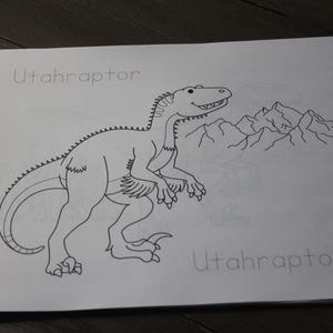 Puede incluir: Un dibujo lineal en blanco y negro de un dinosaurio Utahraptor con la palabra "Utahraptor" arriba y abajo de la imagen. El dinosaurio est&aacute; mirando hacia la izquierda con una cordillera en el fondo. La imagen est&aacute; en una hoja de papel blanca.