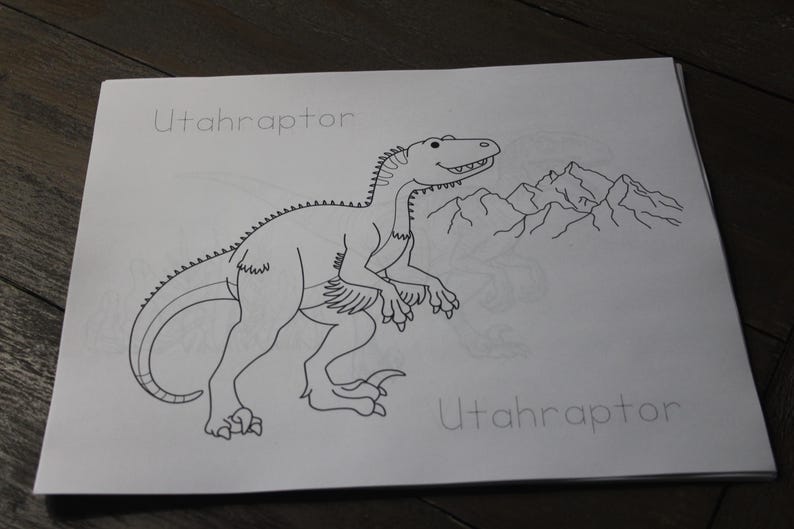 Puede incluir: Un dibujo lineal en blanco y negro de un dinosaurio Utahraptor con la palabra "Utahraptor" arriba y abajo de la imagen. El dinosaurio est&aacute; mirando hacia la izquierda con una cordillera en el fondo. La imagen est&aacute; en una hoja de papel blanca.