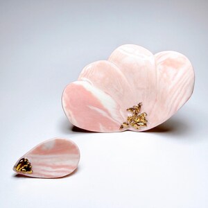 Asymmetrische nerikomi-porseleinen oorstekers met gouden details | Witte en blushroze oorbellen | 14K verguld sterlingzilver 925