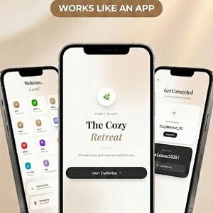 Op de afbeelding: Drie smartphones met een digitale welkomstboekinterface. De schermen tonen app-achtige lay-outs met tekst en pictogrammen, waaronder "The Cozy Retreat" en "Welcome, Guest!". De achtergrond is een verloop van beige en bruin.
