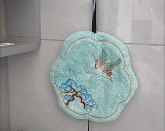 Toalla de mano bordada con grulla y pino, pañuelo colgante de estilo chino, regalo de inauguración para un nuevo hogar, toalla de cocina absorbente con borla.
