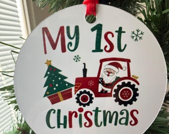 Adorno navideño personalizado para la primera Navidad con diseño de tractor de Papá Noel.