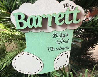 Adorno navideño personalizado para el primer cumpleaños del bebé, con forma de calcetín navideño en 3D, de madera contrachapada grabada.