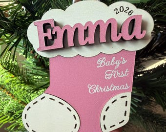 Adorno navideño personalizado para el primer cumpleaños del bebé, con forma de calcetín navideño en 3D, de madera contrachapada grabada.