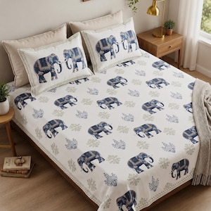 Può includere: Un lenzuolo in cotone bianco e due federe abbinate con un motivo ripetuto di elefanti blu con accenti color oro. Il set include etichette di testo che riportano SKIN FRIENDLY COTTON e 100*108 [8 BY 9].