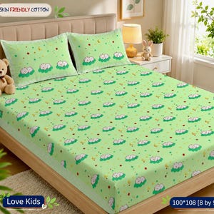 Puede incluir: Un juego de sábanas de color verde claro con un patrón repetitivo de corderos blancos durmiendo sobre nubes verdes, lunas crecientes amarillas y estrellas rojas. Incluye dos fundas de almohada a juego y una sábana bajera Skin Friendly Cotton.