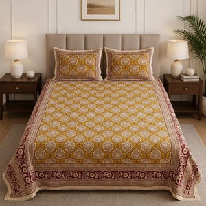 Peut inclure: Un ensemble de draps avec une base jaune moutarde, un motif de feuilles blanches répétitif et une large bordure marron ornée de détails floraux. L'ensemble comprend deux taies d'oreiller assorties en coton doux pour la peau, 274 par 274 cm.