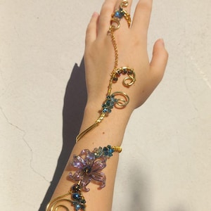 Armreif und Ring aus Golddraht, Armband mit dunkelblauen Blumen an einem Ring befestigt, Elfenarmband im Stil dunkler Feen, handgefertigter Hathphool-Hand-Kettenring