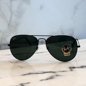 以下が含まれることがあります： 斑点のあるマット仕上げのセラミックマグカップ3個セット。マグカップはクリーム色、ライトグレー、ダークグレーの3色。各マグカップはシンプルでミニマリストなデザインです。