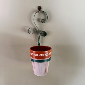 Mid Century Green Metal Plant Hanger | Vintage Wall Planter Holder | 1950s Scroll Iron Flower Pot Ring 10.5 Inch